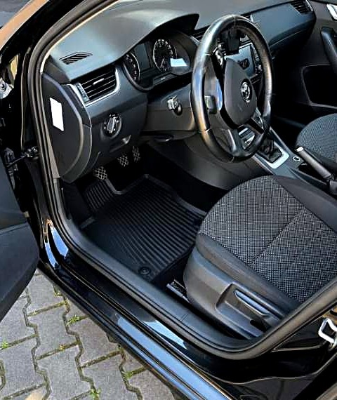 Interiér po detailingu – čistý koberec a sedadlo