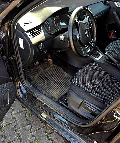Interiér před detailingem – prašný koberec a sedadlo